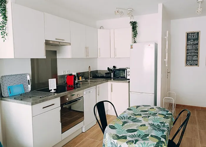 2 Pieces Climatise Avec Balcon Dans Le Vieil Antibes, Residence Avec Ascenseur