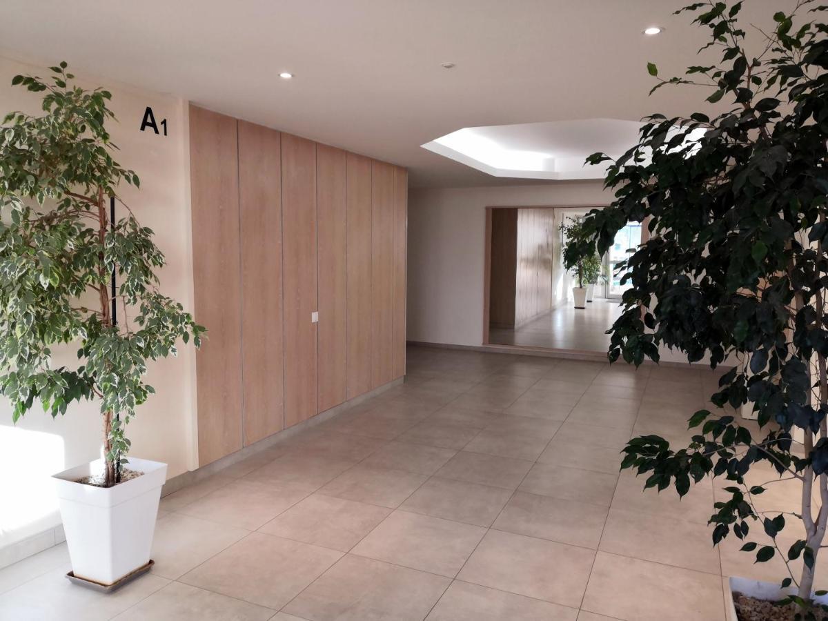 Appartement 2 Pieces Climatise Avec Balcon Dans Le Vieil Antibes, Avec Ascenseur *