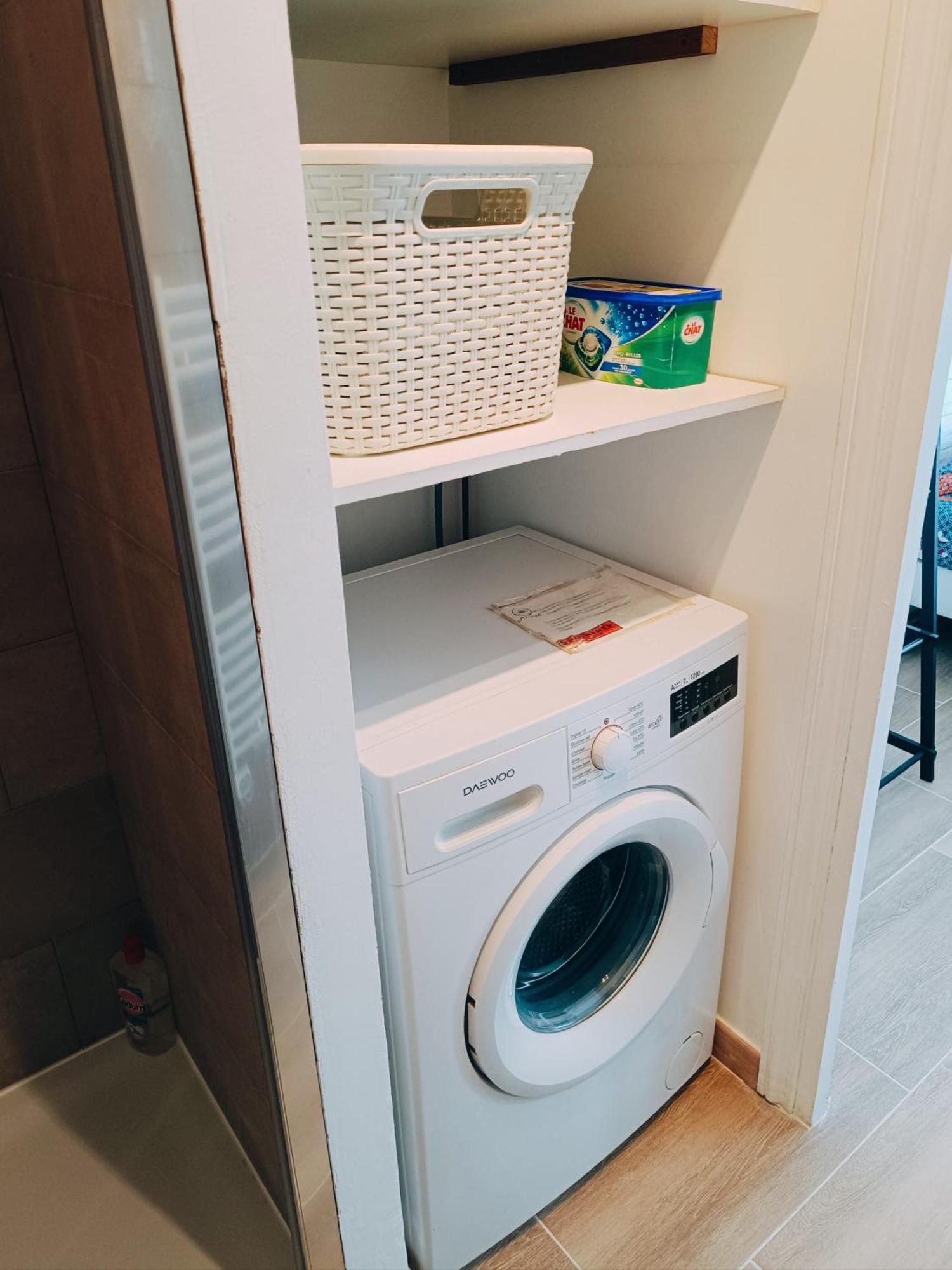 Appartement 2 Pieces Climatise Avec Balcon Dans Le Vieil Antibes, Avec Ascenseur *