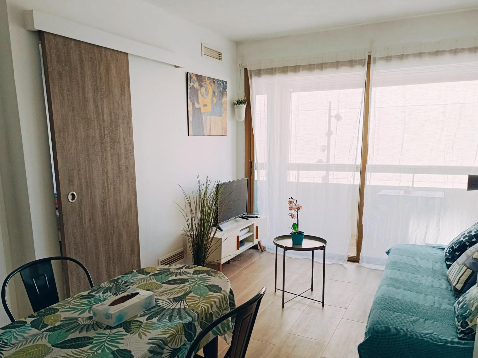 Appartement 2 Pieces Climatise Avec Balcon Dans Le Vieil Antibes, Avec Ascenseur