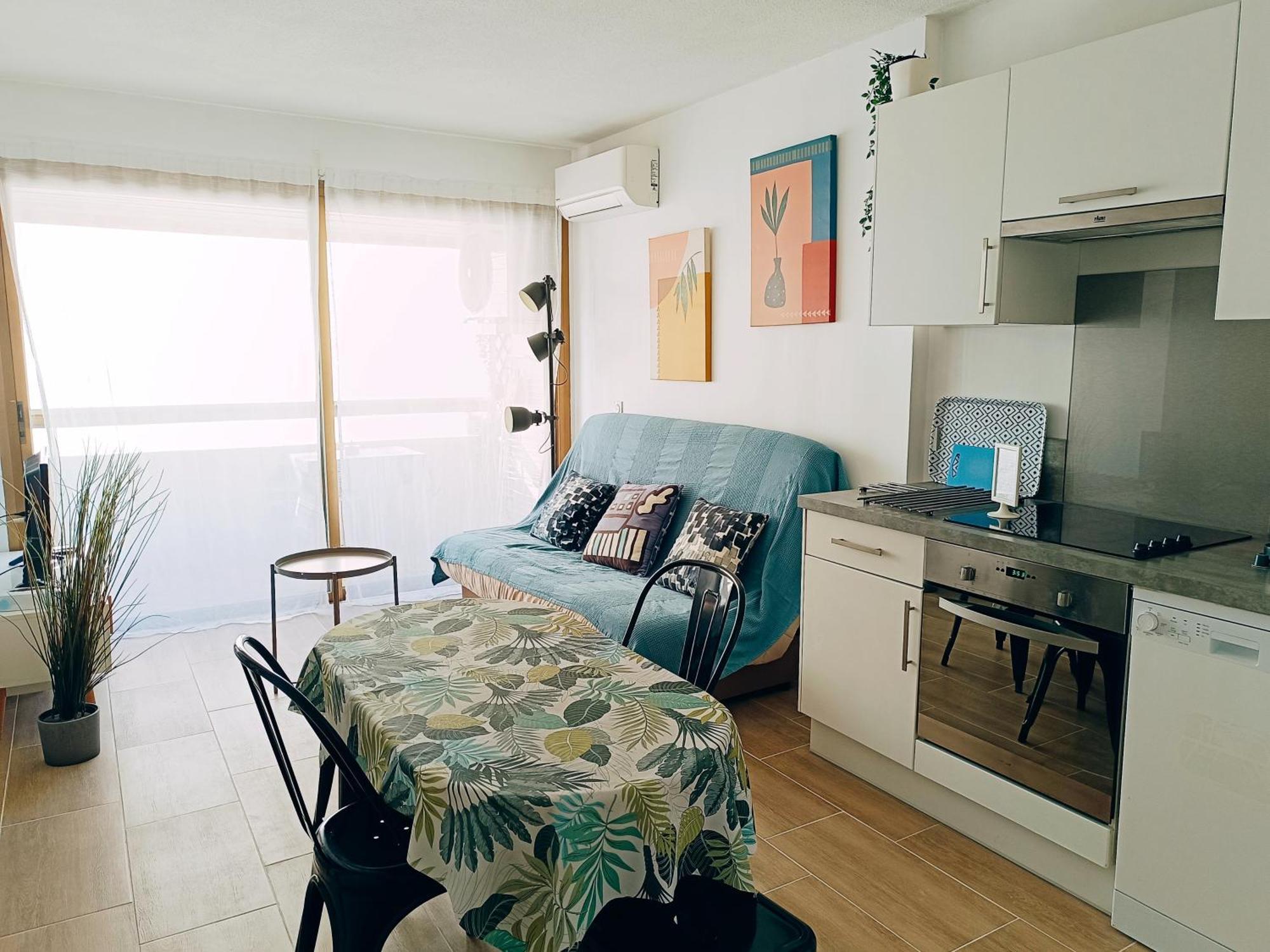 Appartement 2 Pieces Climatise Avec Balcon Dans Le Vieil Antibes, Avec Ascenseur *