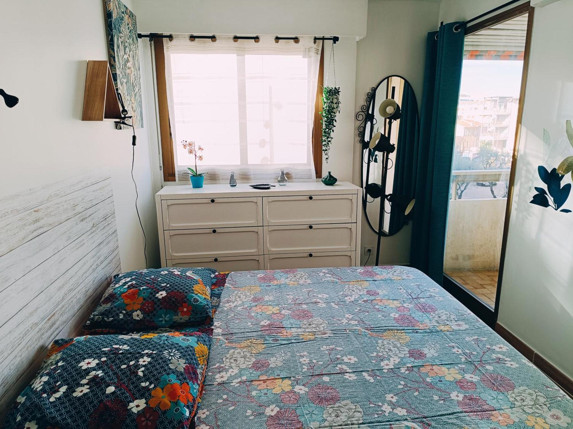 Appartement 2 Pieces Climatise Avec Balcon Dans Le Vieil Antibes, Avec Ascenseur